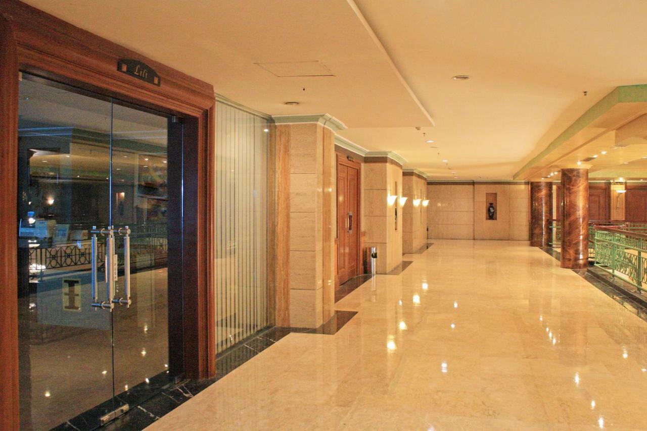 Tunjungan Hotel Сурабая Екстериор снимка